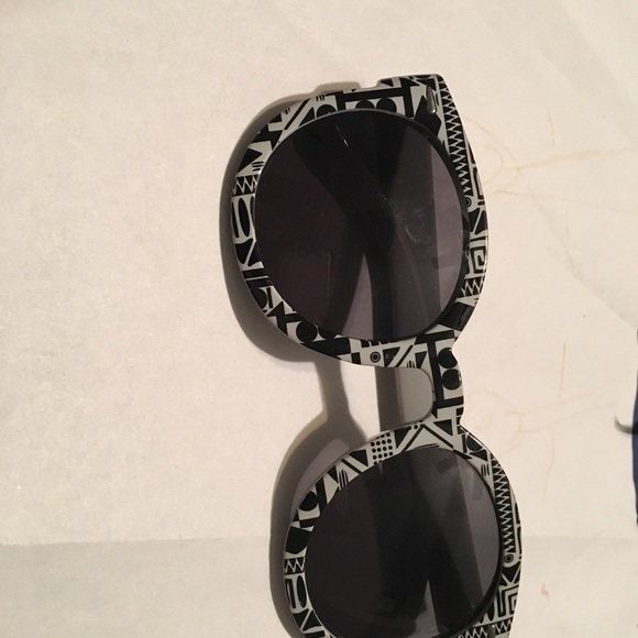 Sunglasses - Picture 3 of 4